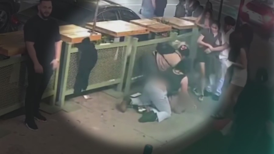 Video shows woman attacking young girl selling flowers in Chicago