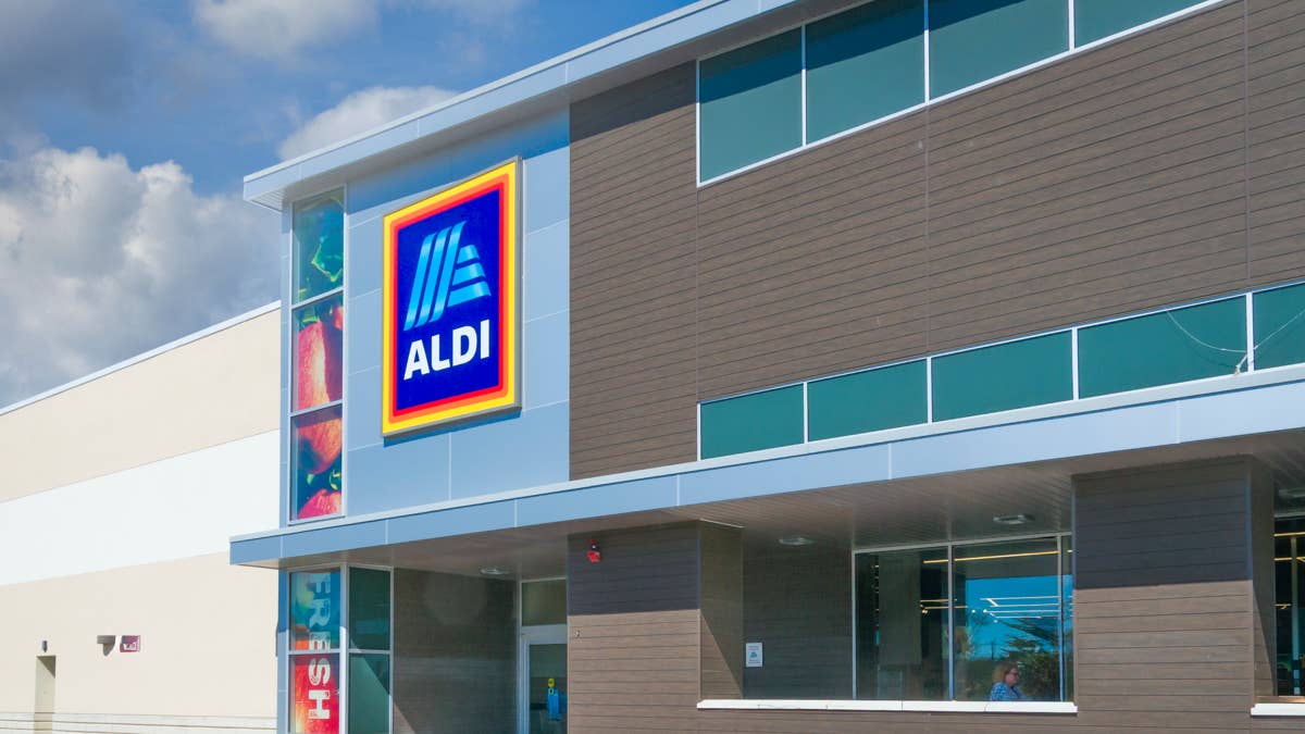 Aldi's 100% cotton queen-sized blanket: Perfect for a cozy layered bed look