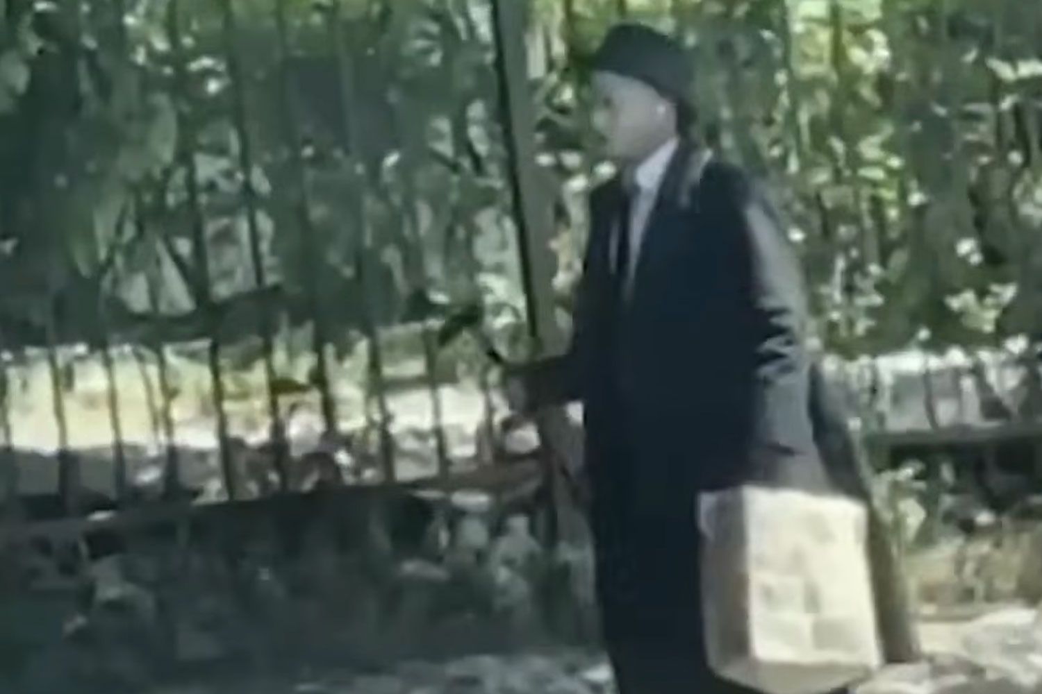Women say mime terrorized them, stripped to his underwear and covered himself in cooking oil