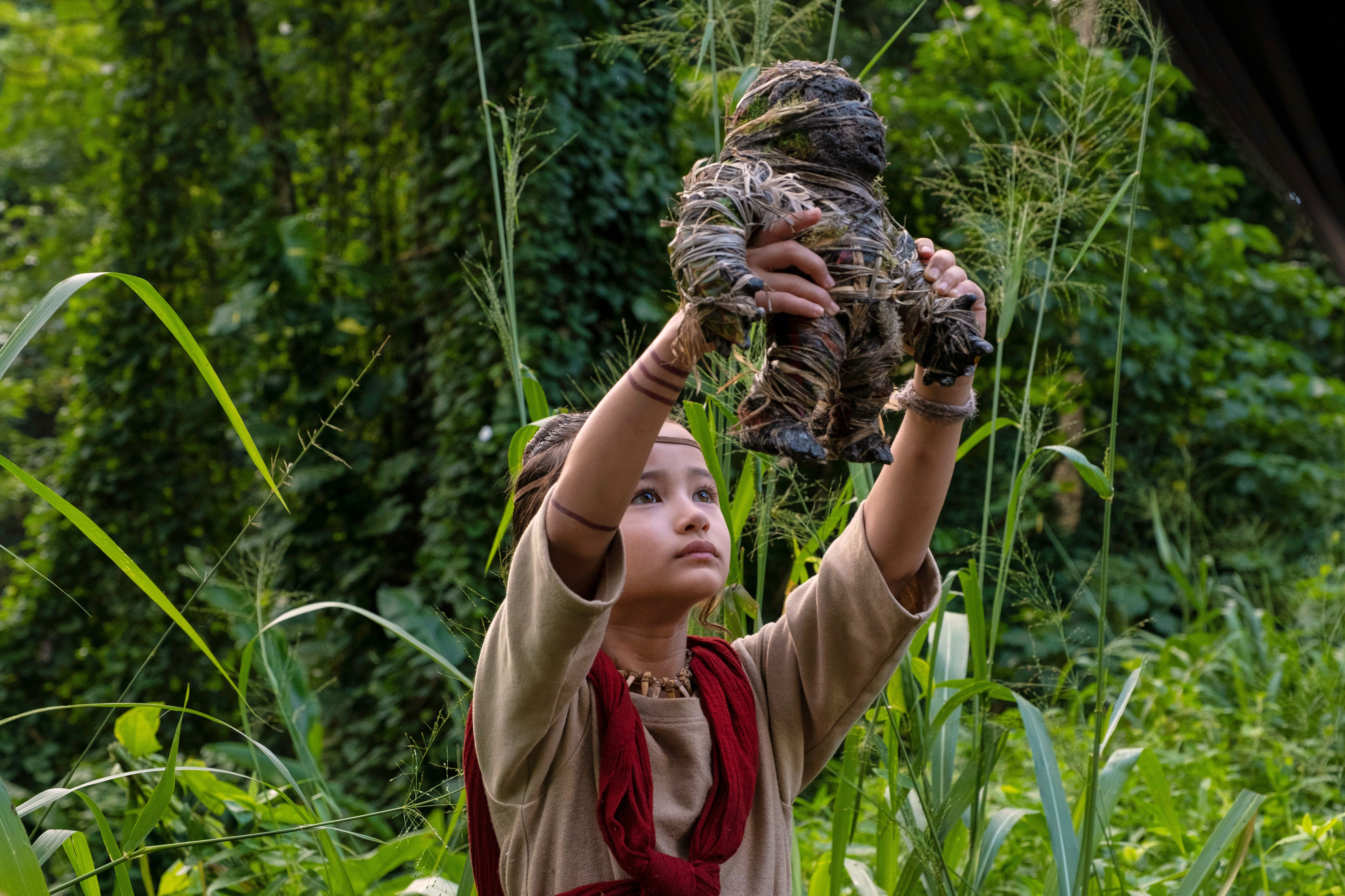 Kaylee Hottle as Jia in 