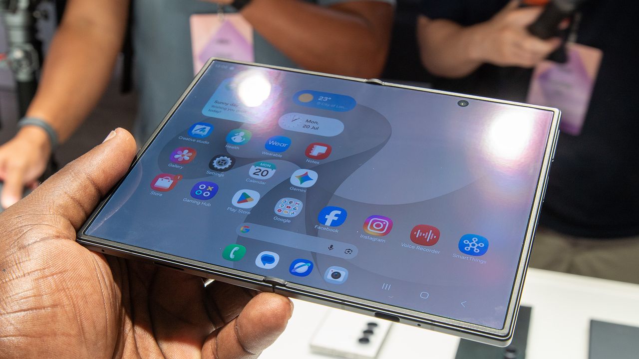 Looking at the reduced display crease on the Samsung Galaxy Z Fold 8