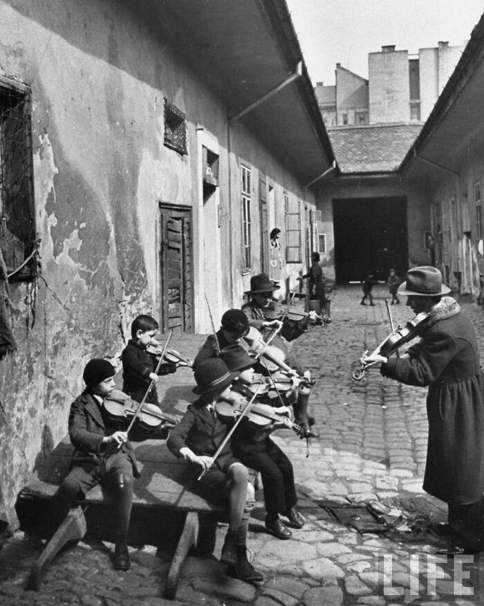 Snapshots Of Another Time: 44 Important Historical Images With More To Say
