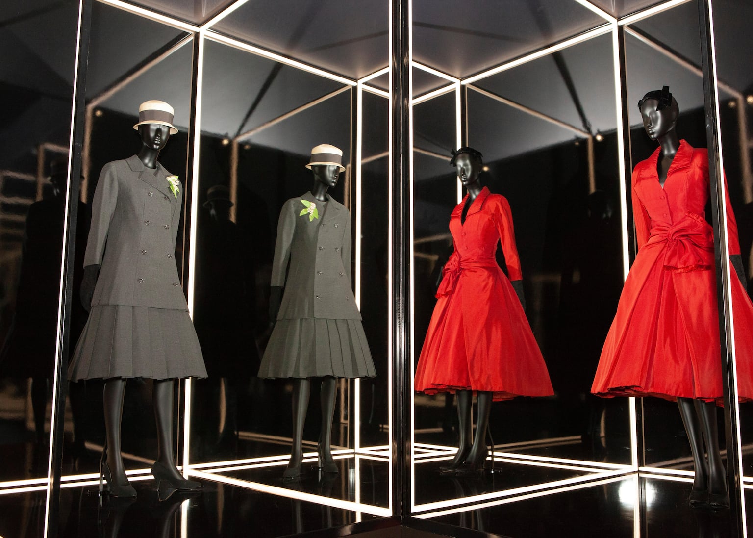 The ‘New Look’ silhouette featured a nipped-in waist and a full skirt