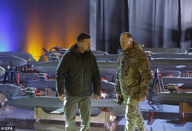 Ukrainian President Volodymyr Zelensky (L) and former Commander-in-Chief Oleksandr Syrskyi