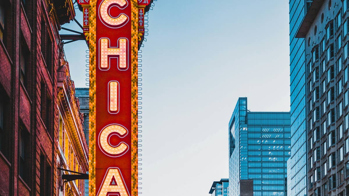 travel-shot-of-the-the-chicago-theatre-stockpack-unsplash