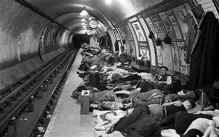 Snapshots Of Another Time: 44 Important Historical Images With More To Say