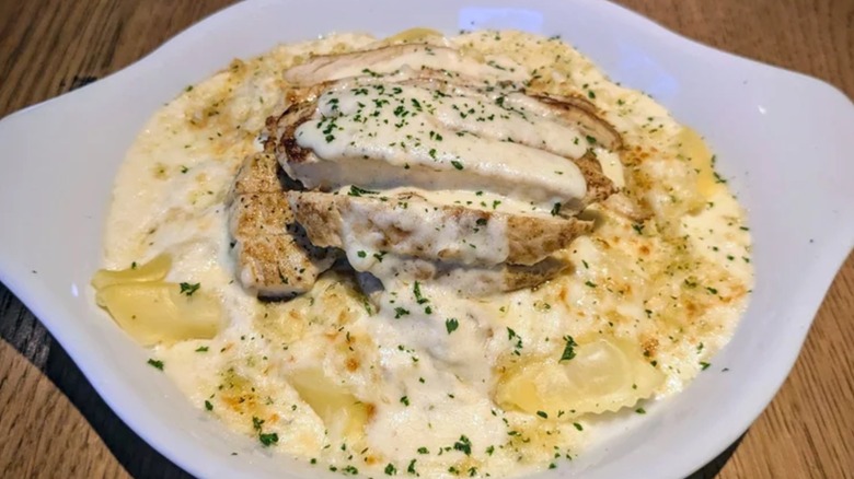 The Ultra-Creamy And Rich Pasta Dish You Should Always Order At Olive Garden