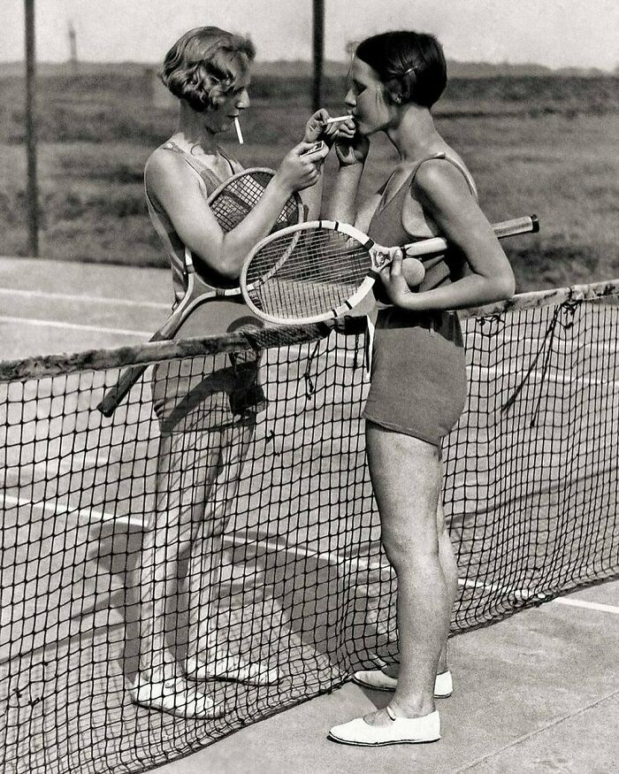Snapshots Of Another Time: 44 Important Historical Images With More To Say