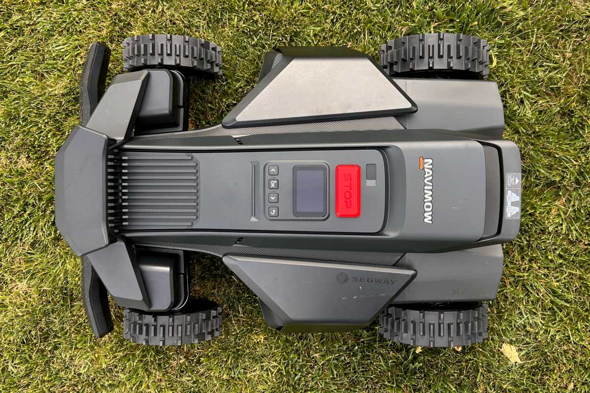 The Navimow X430’s broad chassis houses four-wheel drive, onboard controls, and a large emergency-stop button.