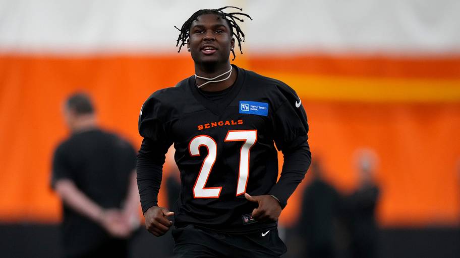 Cincinnati Bengals defensive back Jordan Battle participates in drills