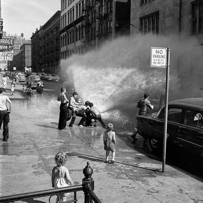 Snapshots Of Another Time: 44 Important Historical Images With More To Say