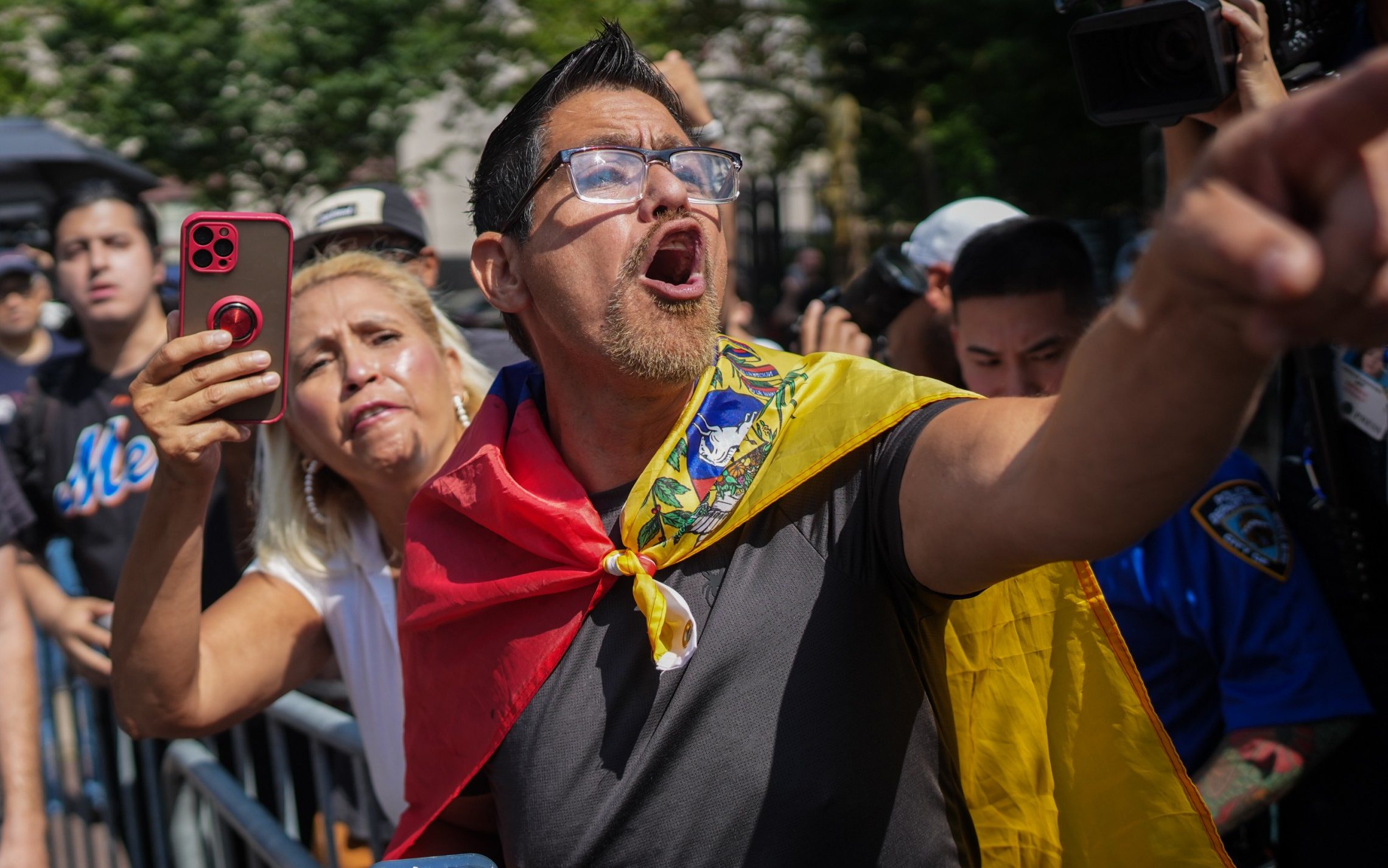 Venezuelans in opposition to Nicolás Maduro shout at pro-Maduro protesters outside the courthouse