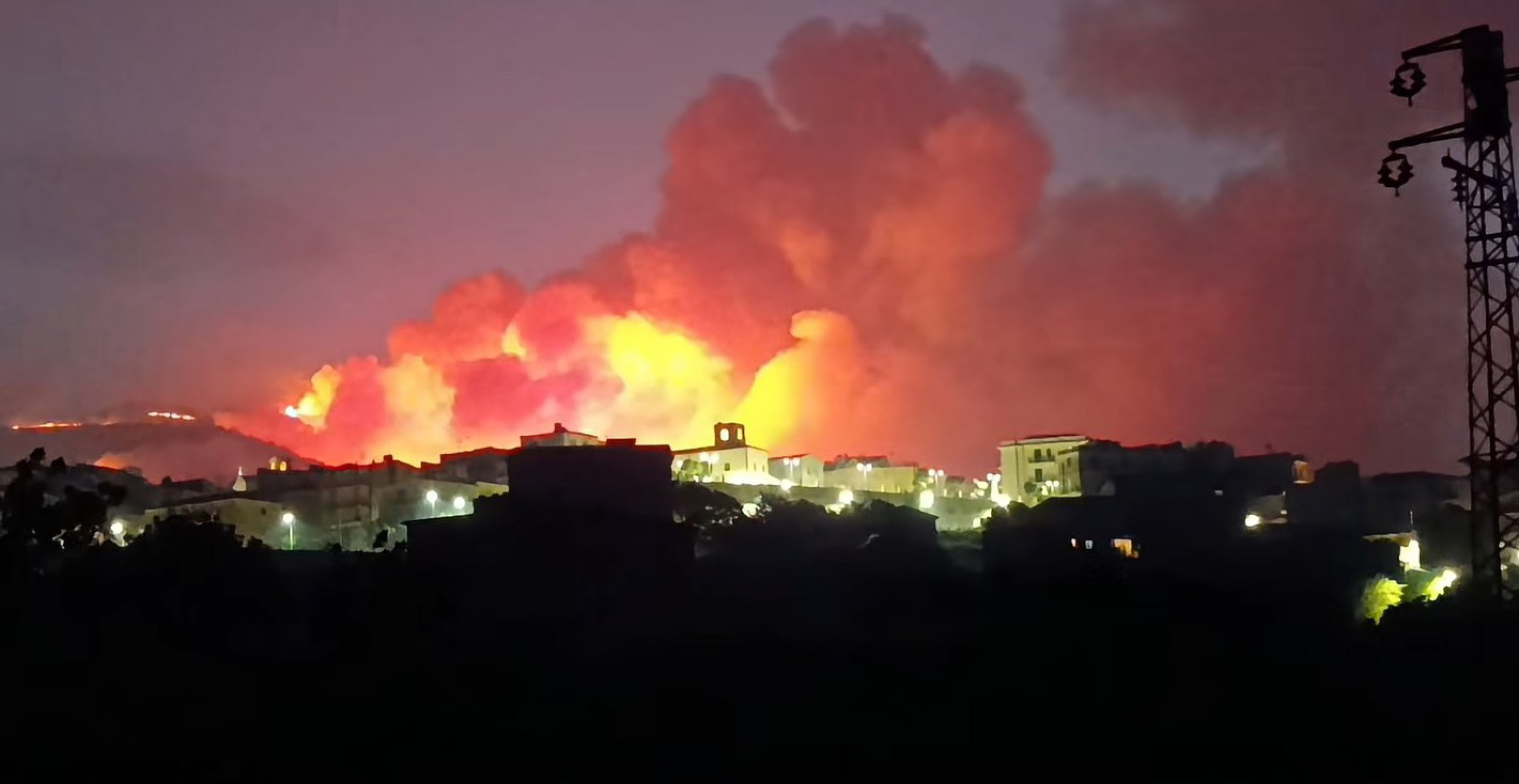 Over 100 evacuated as huge wildfire threatens town near Agrigento
