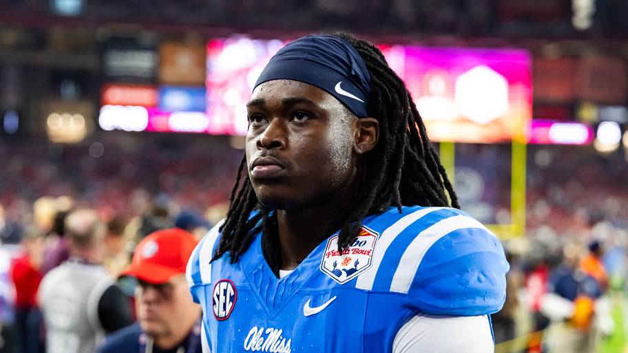 Mississippi Rebels linebacker Princewill Umanmielen