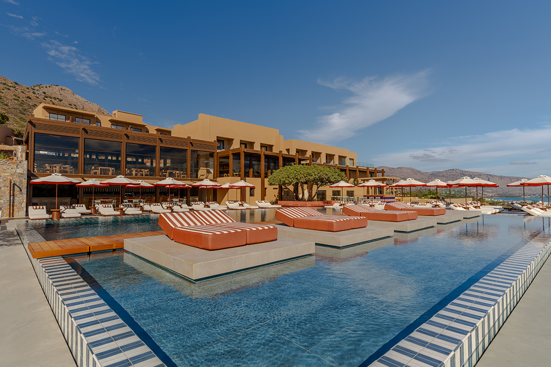 The hotel has an outdoor infinity pool overlooking the ocean (INNSiDE Crete Elounda)