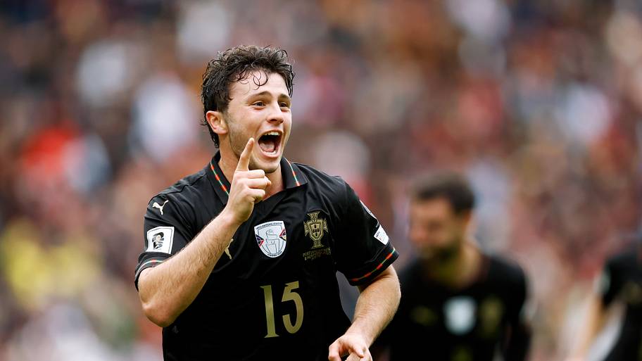 João Neves celebrating.