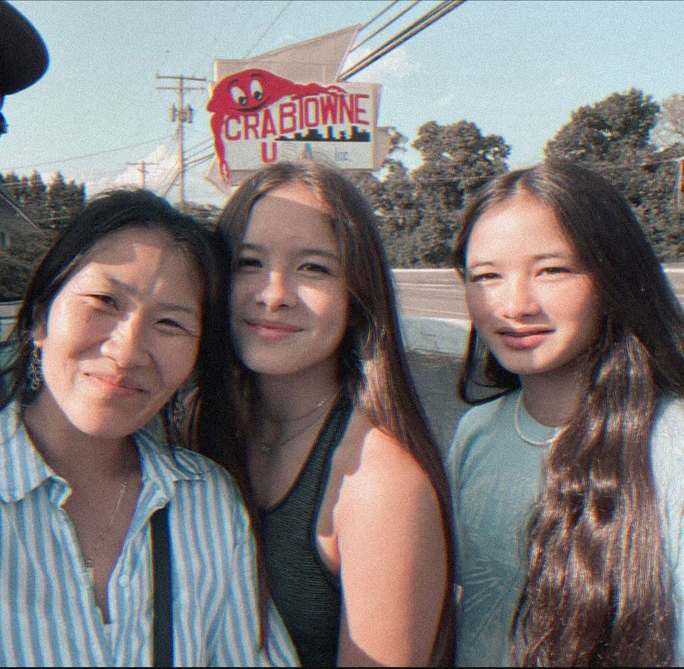 Kaylee Hottle with her mother and a friend.
