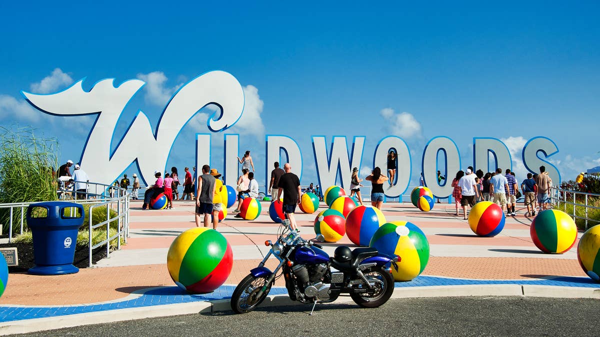wildwood-sign-and-sculpture-at-boardwalk-entrance