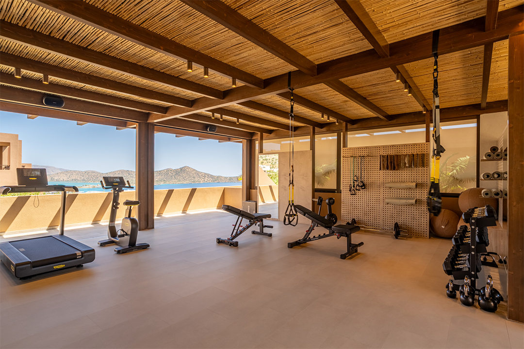 You can feel the sea breeze flow through the open-air gym (INNSiDE Crete Elounda gym)