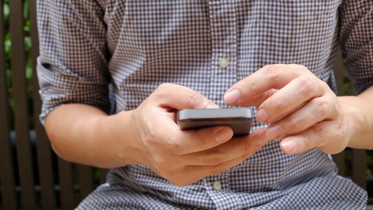The FTC warns crooks are now texting fake badge photos to talk you into emptying your bank
