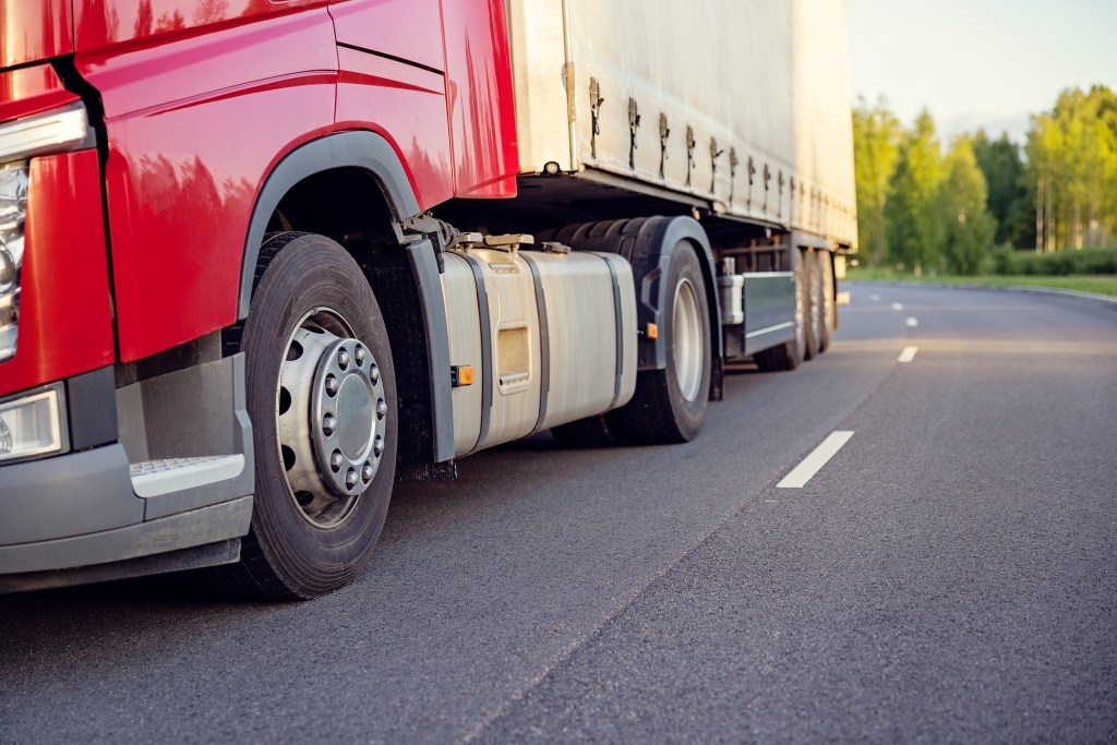 truck-road-135146524