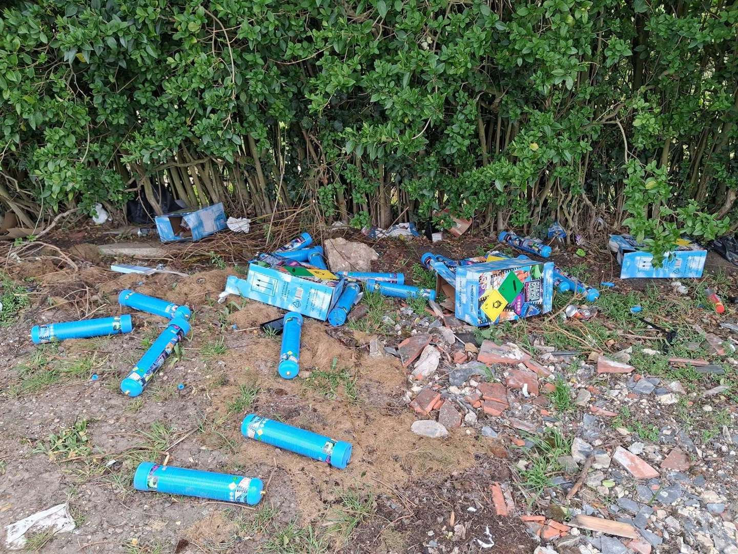 Scattered canisters on South Brink.