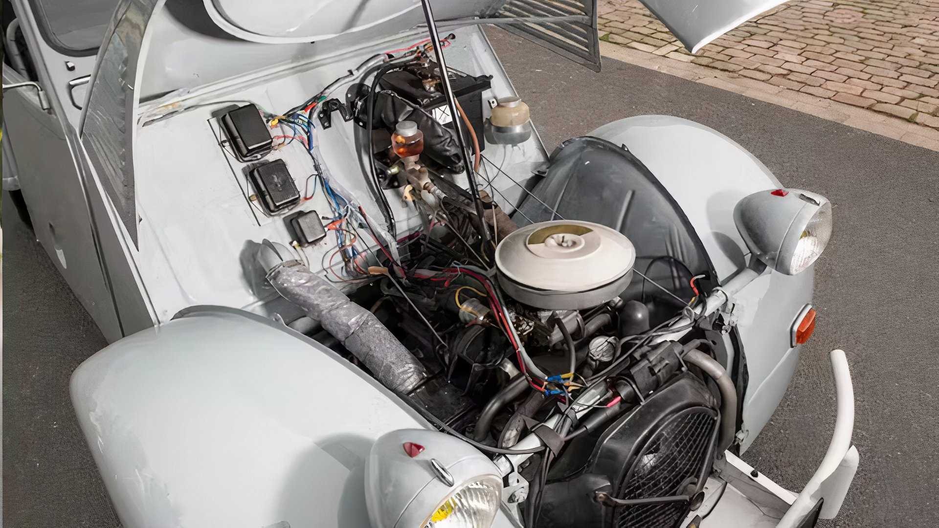 Citroen 2CV Sahara engine front