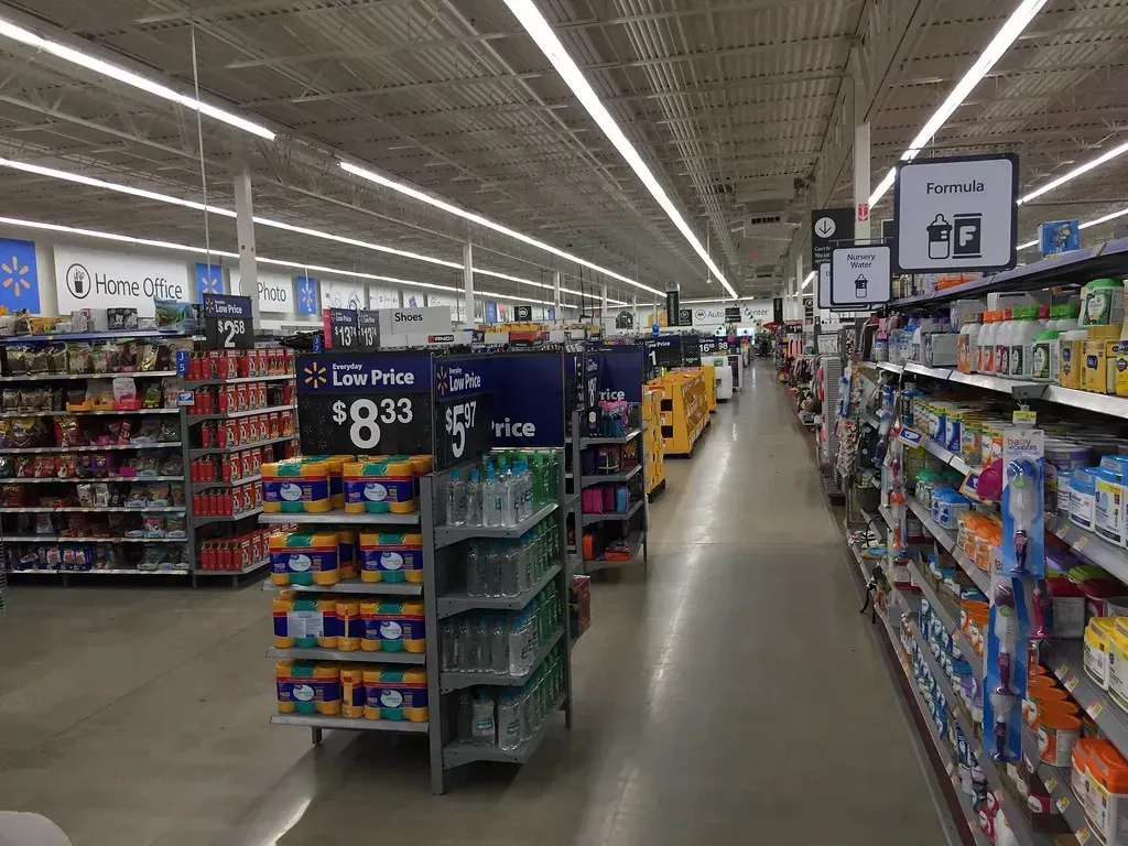 Straight aisles have given way to the racetrack, on purpose (virginiaretail, Flickr, CC BY 2.0)