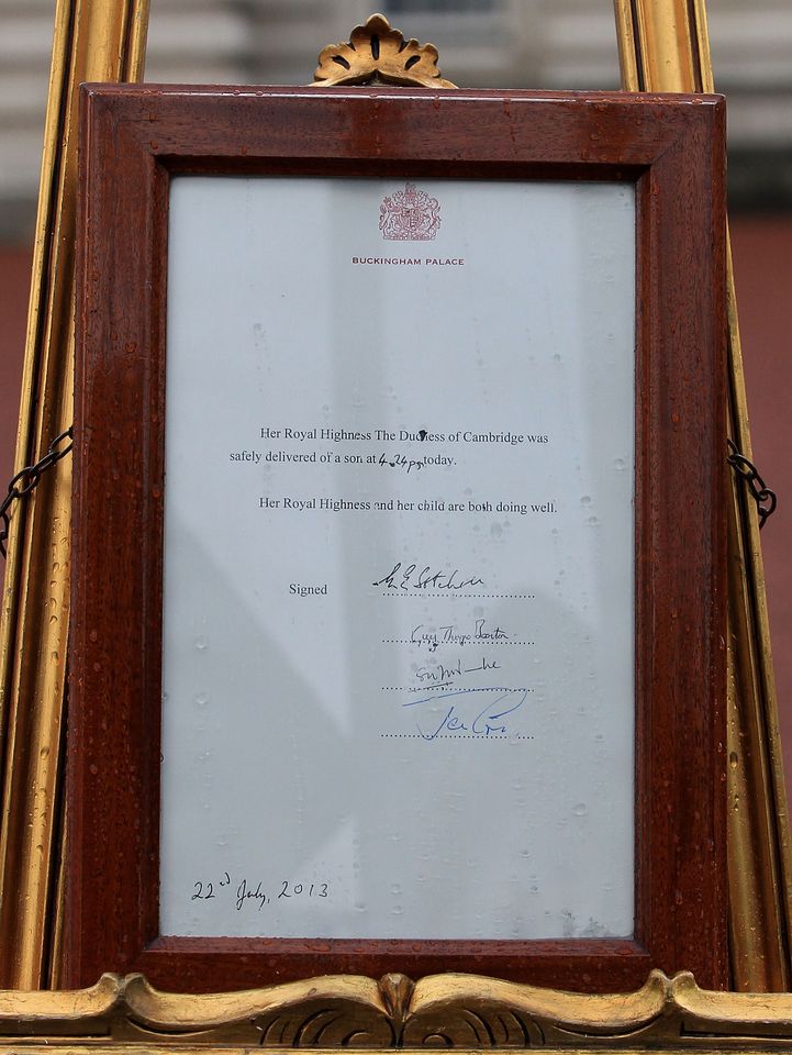 Prince George's birth announcement on the easel outside of Buckingham Palace.
