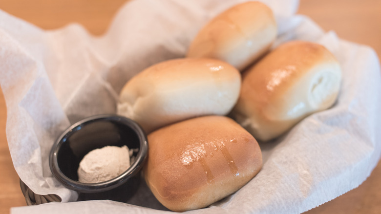For a savory twist on Texas Roadhouse rolls, use one ordering hack