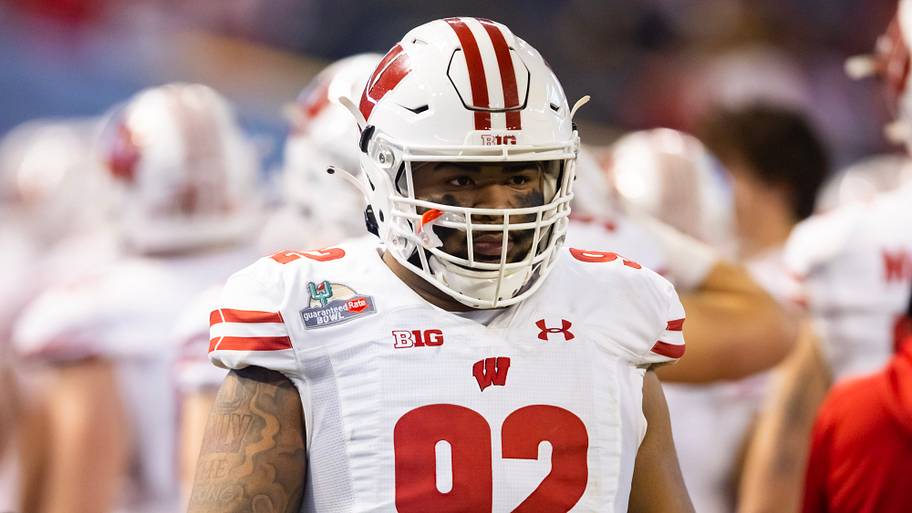 Wisconsin Badgers nose tackle Curt Neal (92).