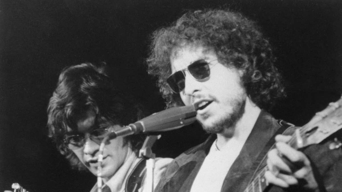 bob-dylan-and-robbie-robertson-performing