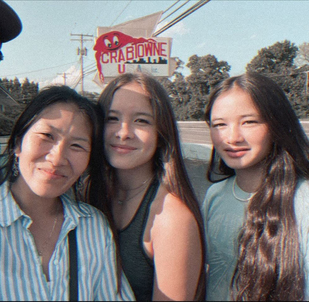 Kaylee Hottle with her mother and a friend.