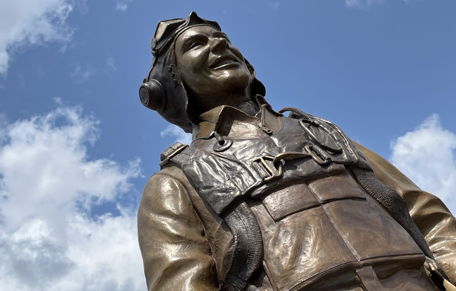 New statue commemorates WWII 'triple ace' at Oshkosh