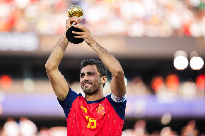 Rodri, campeão com a Espanha e eleito o melhor jogador da Copa, também está no 11 ideal da Fifa. Foto: Andrew Harnik/Getty Images via AFP