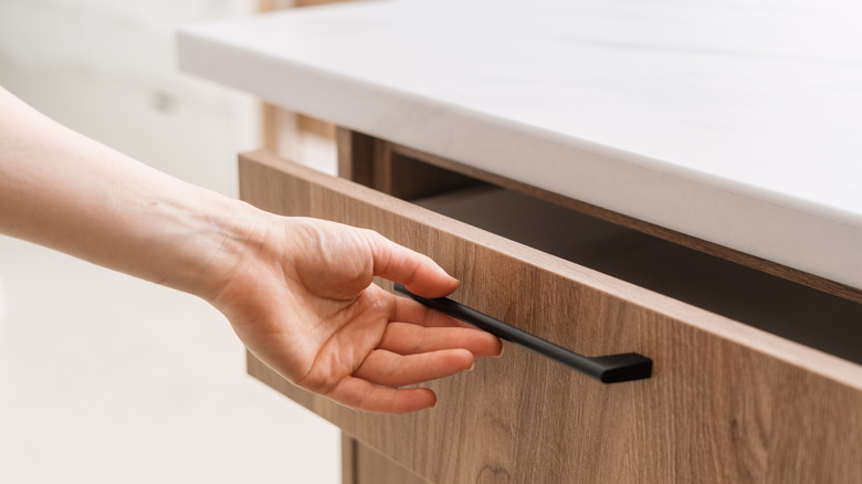 The kitchen drawer organizing mistake that everyone makes (& what to do instead)