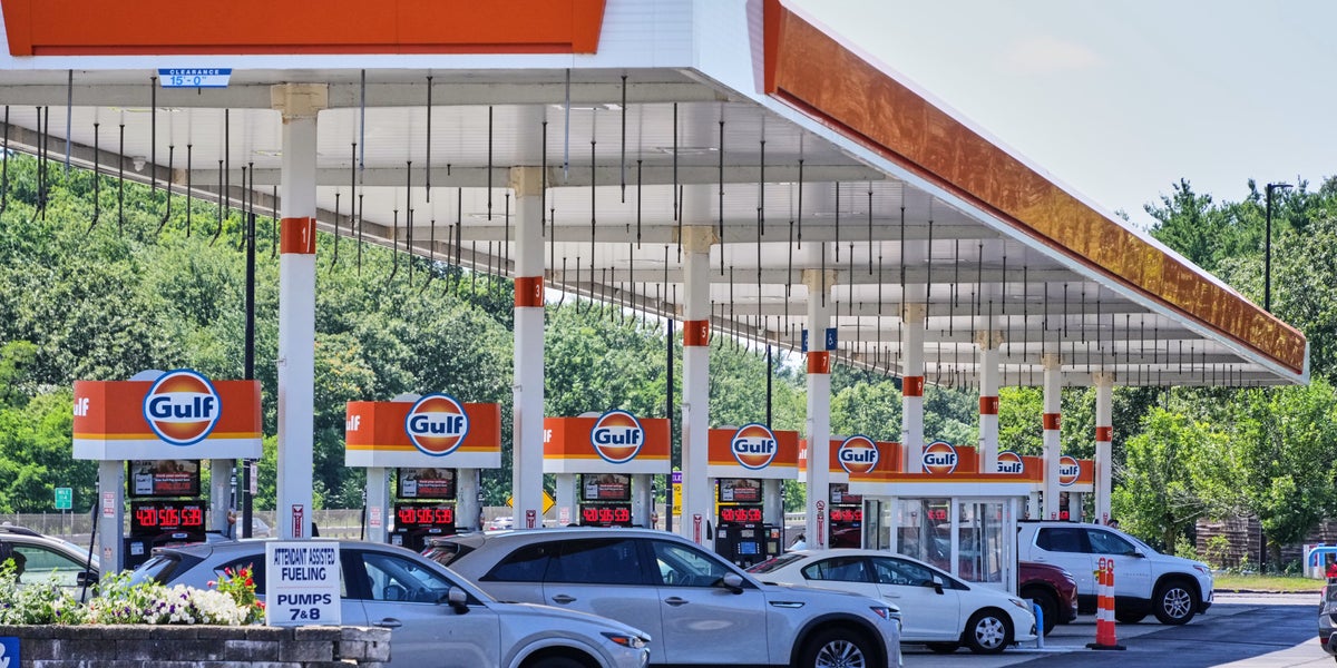 Average price of gas in US tops $4 as Trump's war with Iran rages on