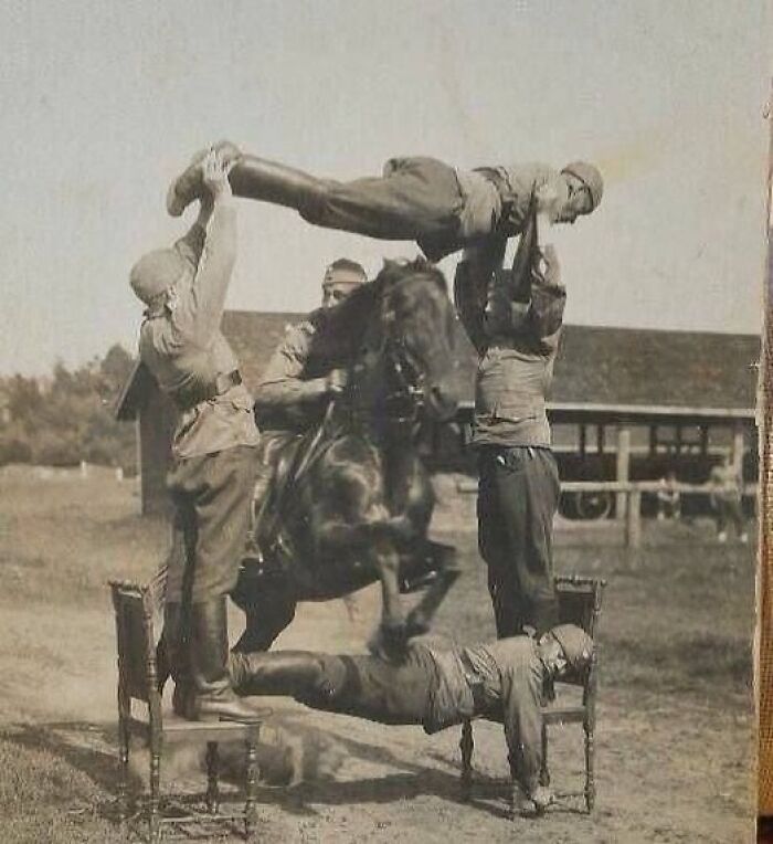 Snapshots Of Another Time: 44 Important Historical Images With More To Say