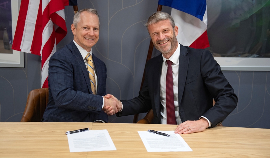 Rich Benton, vice president and general manager, Sikorsky and Cédric Goubet, president, Safran Helicopter Engines sign exploratory agreement at Farnborough International Airshow.