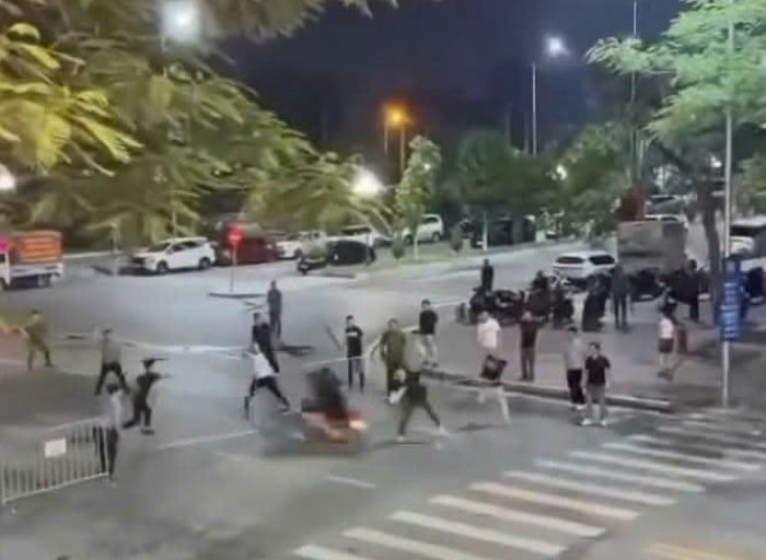 Quái xế đầu trần tăng ga bỏ chạy, va quệt rào chắn và cán bộ Công an Hải Phòng