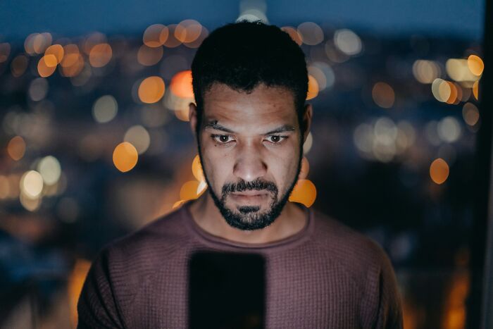 57 People Reveal The Sneaky Red Flags That Prove Someone’s Kindness Is Just An Act