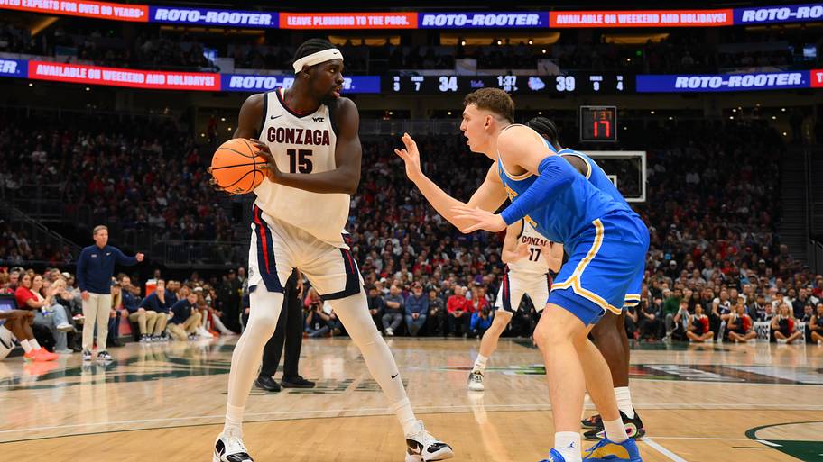 Gonzaga Bulldogs forward Graham Ike (15)