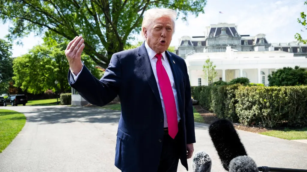 working-class-turned-against-president-donald-trump-cnn-harry-enten-new-poll