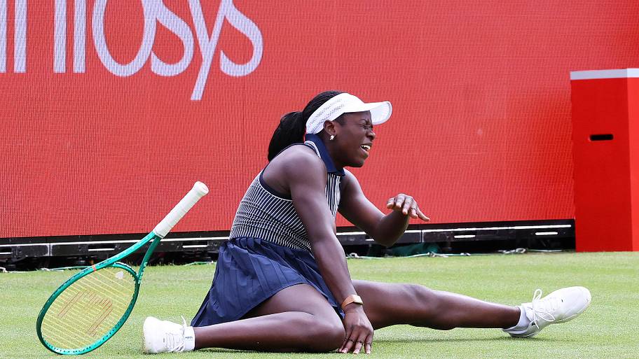 Victoria Mboko sits on the court after suffering a knee injury.