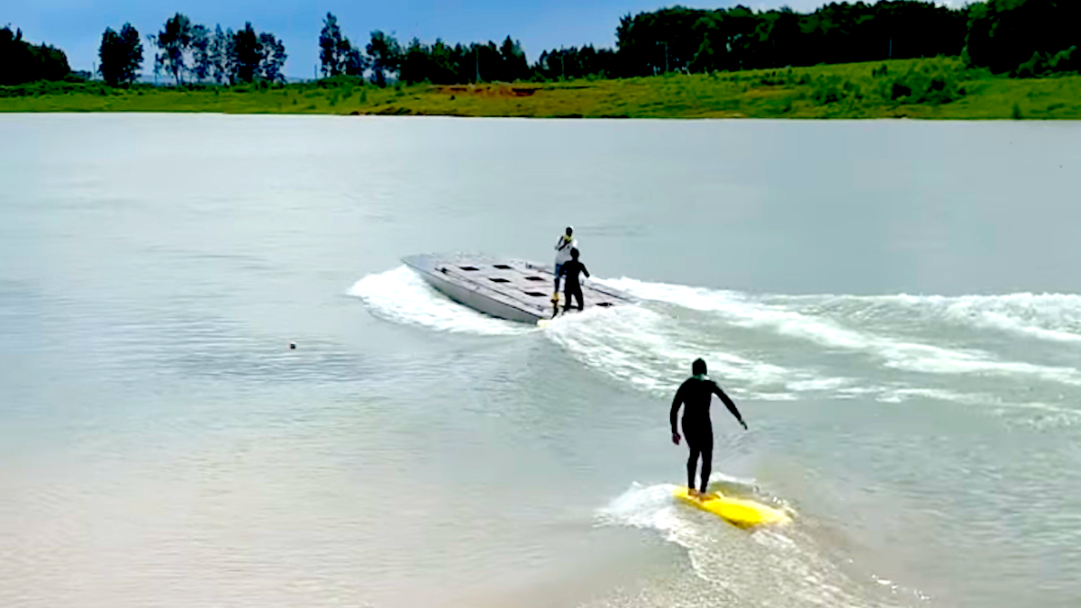 1,600-Foot Waves: Russian Submarine Makes Manmade Lake Surfing Behemoth (Video)