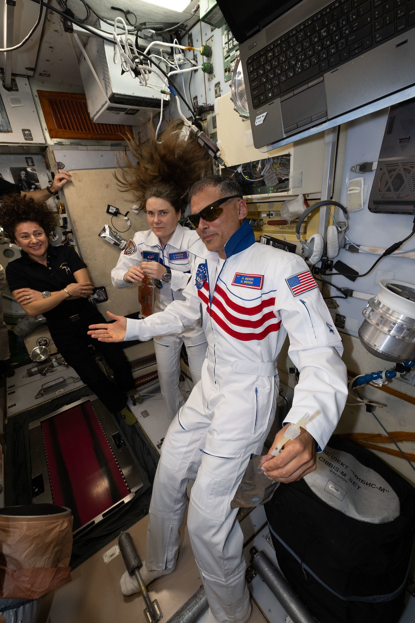 NASA astronaut likened to “Elvis” in space station photo