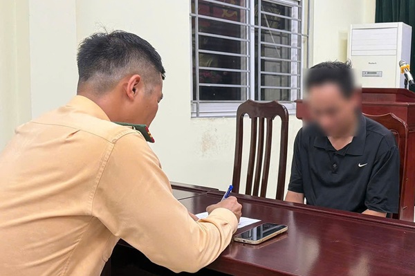 Tạm giữ hình sự tài xế điều khiển ô tô đẩy CSGT để bỏ chạy ở Hà Nội