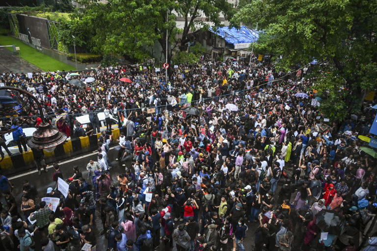 Mumbai cops register 13 FIRs in five days for staging protests without permission; 400 booked