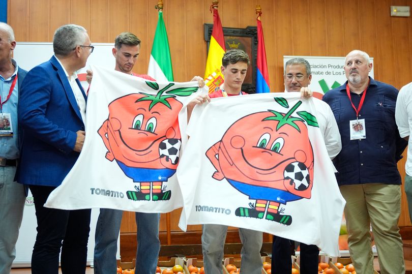 The amount of tomatoes gifted to both players was the equivalent of their bodyweight