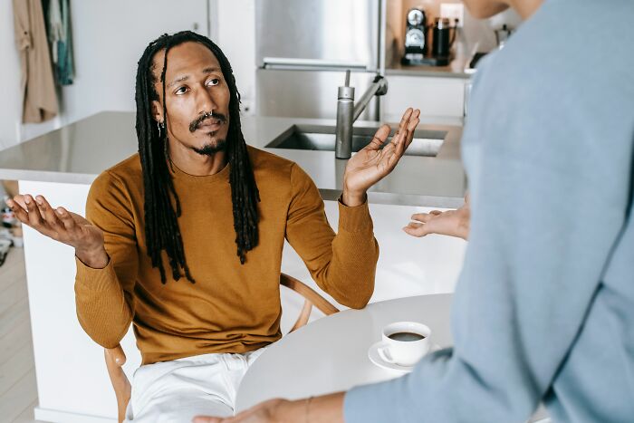 57 People Reveal The Sneaky Red Flags That Prove Someone’s Kindness Is Just An Act